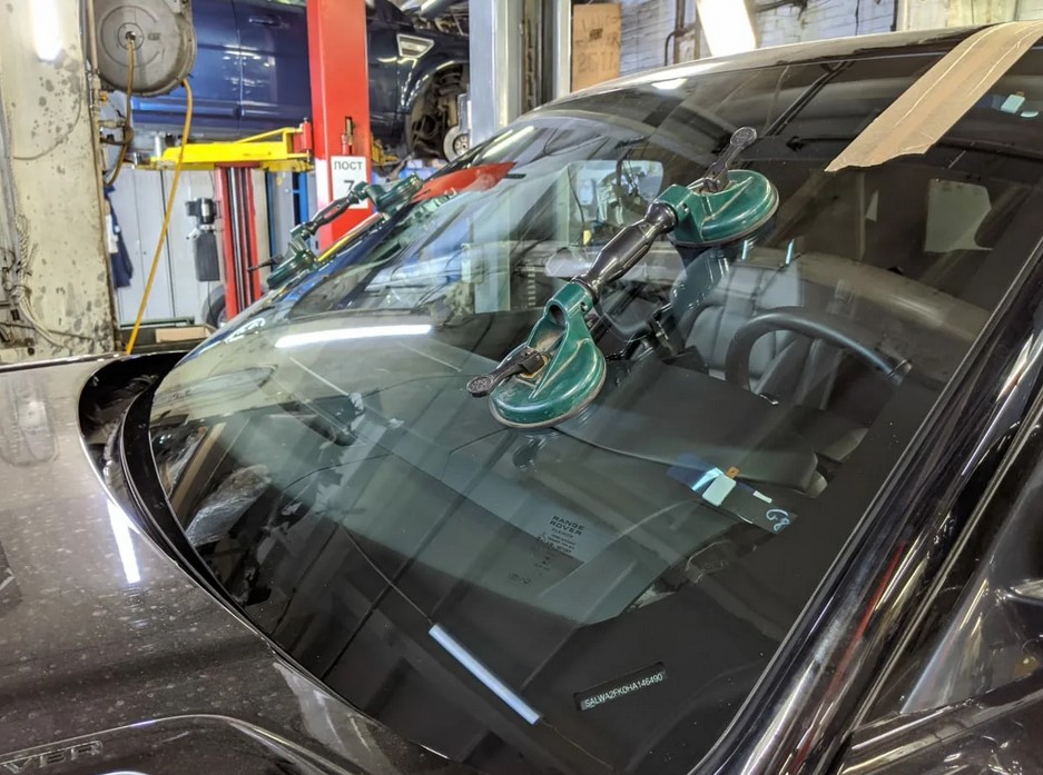 Замена лобового стекла Range Rover