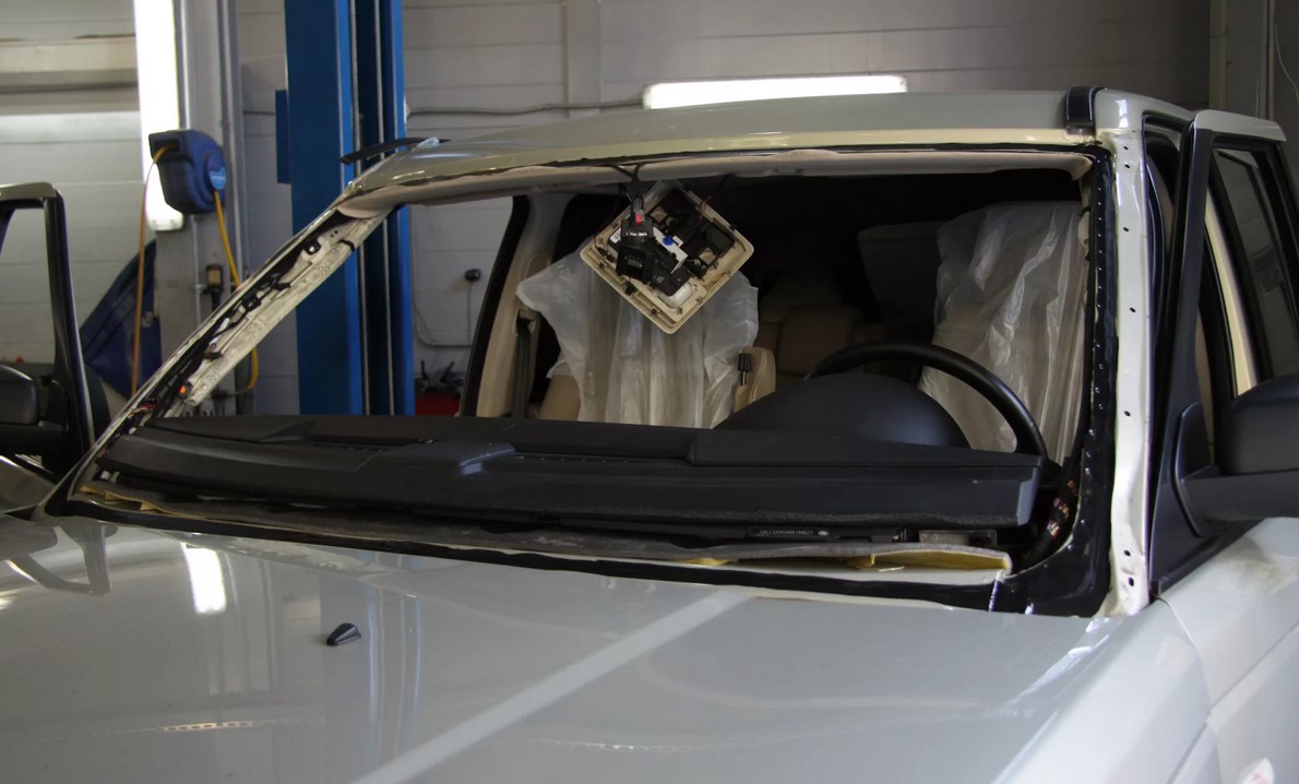 Замена лобового стекла Range Rover 2010