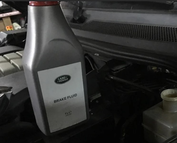 Замена тормозной жидкости Range Rover Velar